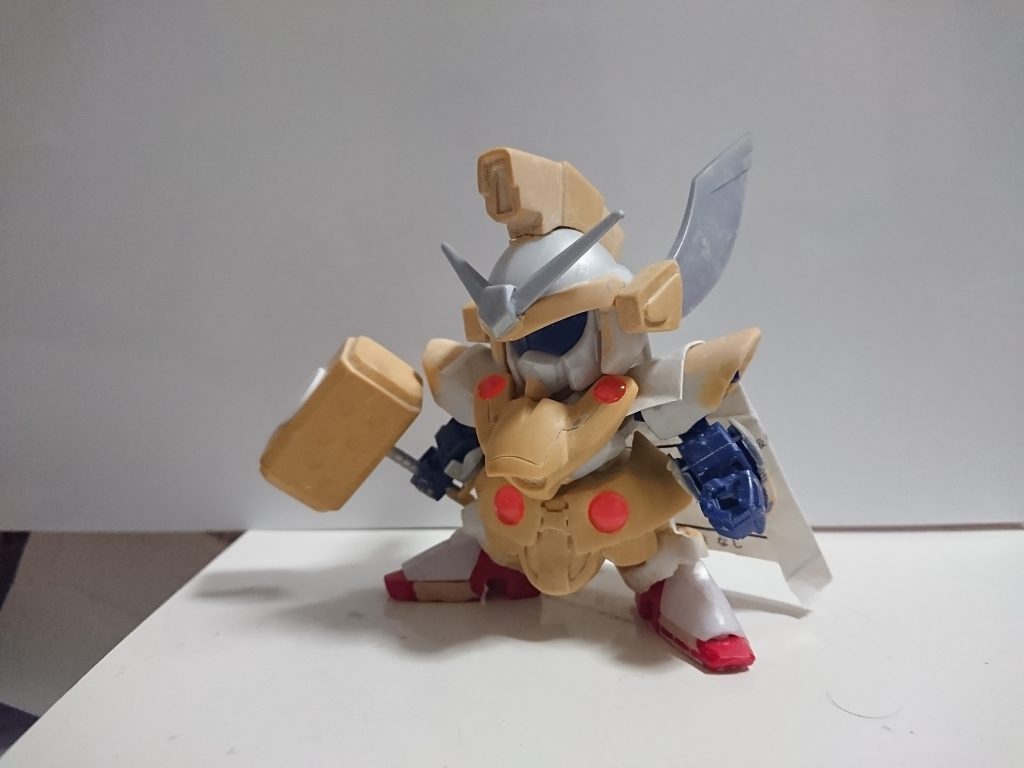 2017年12月時点
よく見るとハンマーに穴を空けた痕があるのが判ると思いますが、これはピンバイスで内部をくり貫いた痕です。
マントもこの頃はまだ布ではなく、なんと求人票製です(笑) 一旦原型を作りたかったため手近にあった紙を使った結果ですね。
それから完成したソーと比べると肩や足の形など違う点が見受けられます。