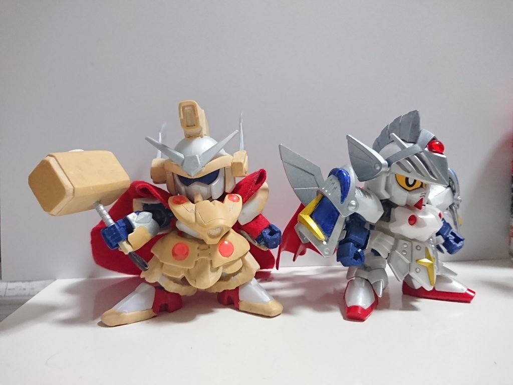 翌年1月 バーサルナイトガンダムと
この時点でどうみても別人です。足にパテが盛られて運動靴のようになってます。マントもここから布製のものになりました