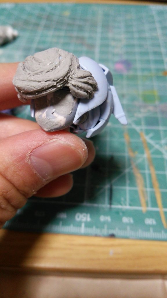 髪の毛と顔をパテを盛って作り直し。