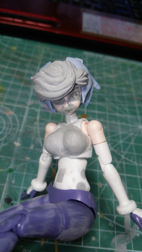 固まったら削り出して成形。胸を増量します。