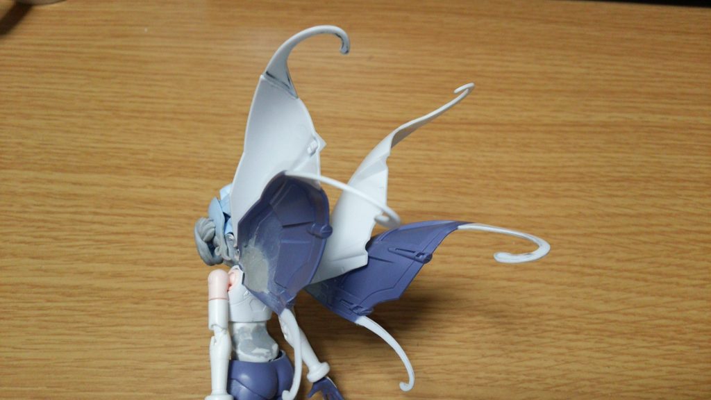プラ板で羽根のディティールを追加。
