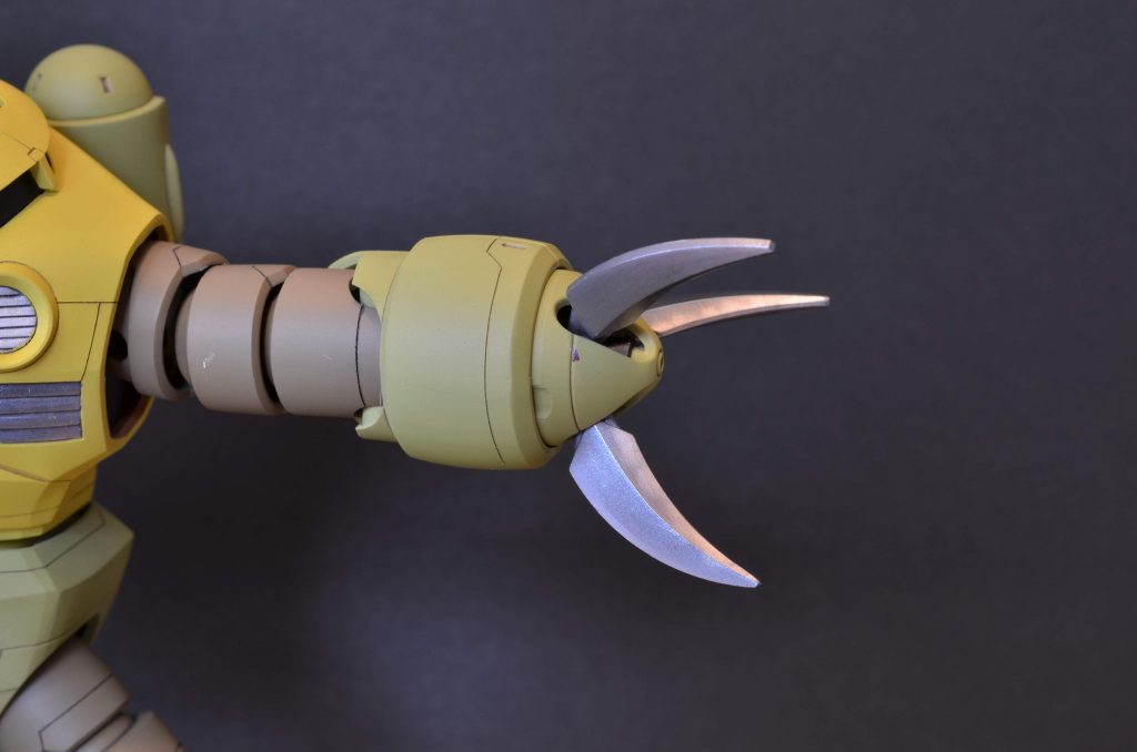 爪はメタルカラーのアイアンとクロームシルバーです。刃紋ぽくしてみました。