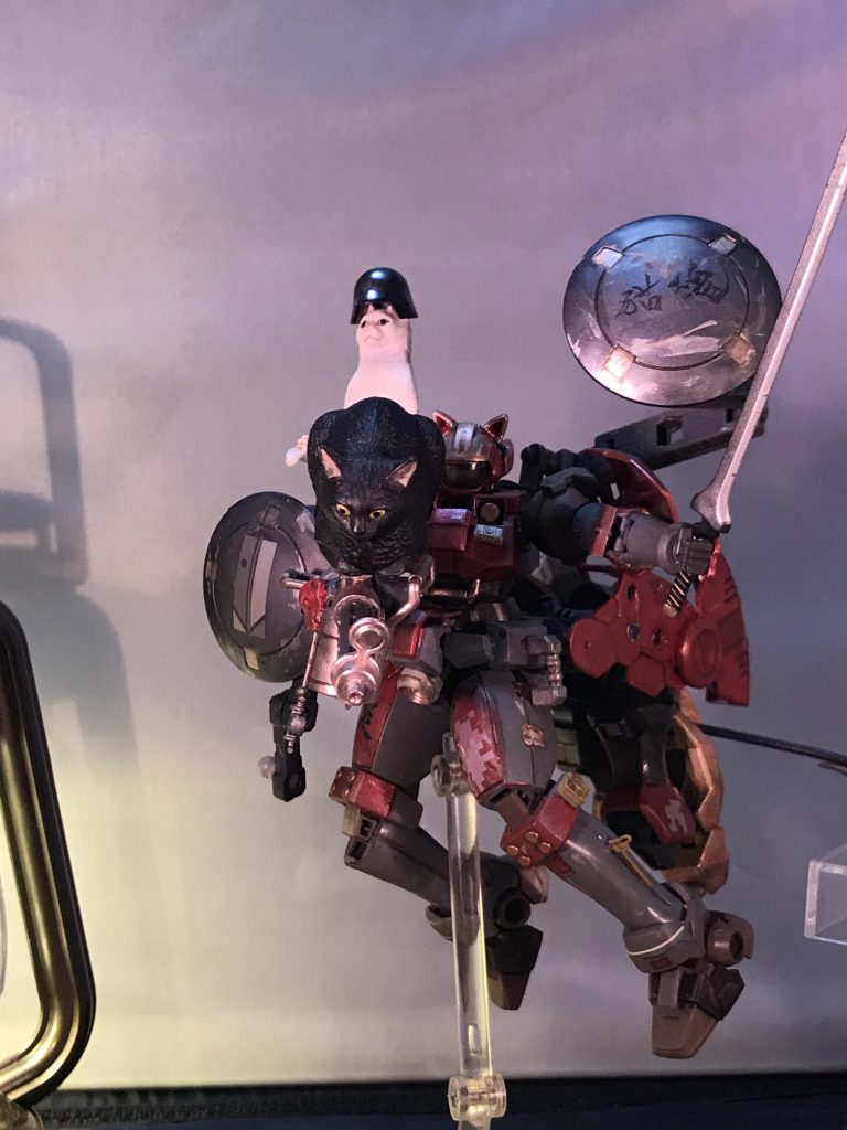 肩とマーキングガンにはネオジム磁石を仕込んであり、師匠である黒猫先生と白猫軍曹を取り付けることが出来ます。自在に動くシールドは彼等を飛び道具から守ります。