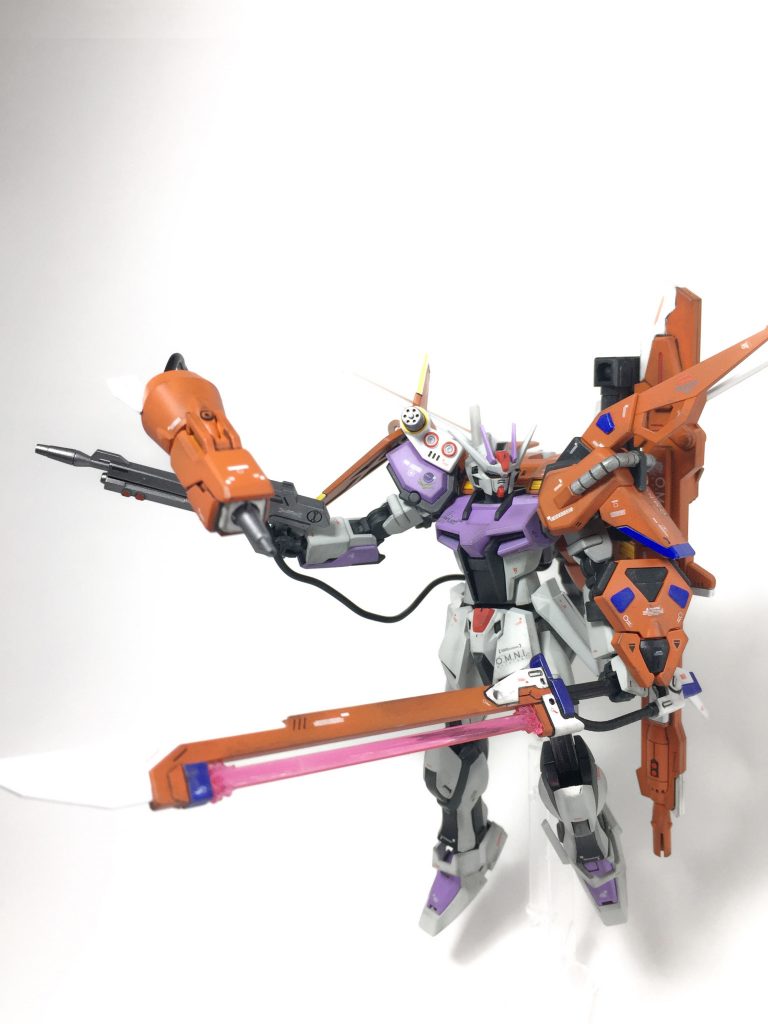 ## ガンバレル・リヒトシュテルン
メビウスゼロ搭乗時の兵装であったガンバレルをストライク用に新造。
一体のみであるが実弾攻撃からビーム攻撃へ変更しよりMS戦に特化した火力となっている。
（ムウ専用機を作るならやっぱガンバレル欲しいよね！と簡単ながら作ってみました(happy)）


ザフト軍によるGAT-Xシリーズ強奪により大幅に戦況が悪い連合軍であるが「完璧」の名を関するストライクと連合軍随一のエースパイロットであるムウ・ラ・フラガにより起死回生を狙う事になる…

*「ザフトには散々辛酸舐めさせられてきたがコイツとなら勝てるさ。俺は不可能を可能にしてみせる男だからな」*

そんなムウの前に今、ザフトのガンダムが対峙する。

*「やはり私の前に立ち塞がるのは貴様なのだな！ムウ・ラ・フラガ！」*

…to be continued



ハイ。というワケでSEEDのMSの中でも一、二位を争うぐらい好きなパーフェクトストライクです！！
重いだの、運用が難しいだの、と散々ディスられてたので最初の設定からパーフェクトであればいいじゃない！と無理矢理物語をでっち上げました(kissing)長い剣に大物銃器、伸びるウイング。いやぁもう最高過ぎるぞパーフェクトストライク♪しかもパイロットが頼れるムウ兄貴！…なので散々パーフェクトストライクをディスったと思われるキラ・ヤマト君は私の物語では一話で降板です（笑）