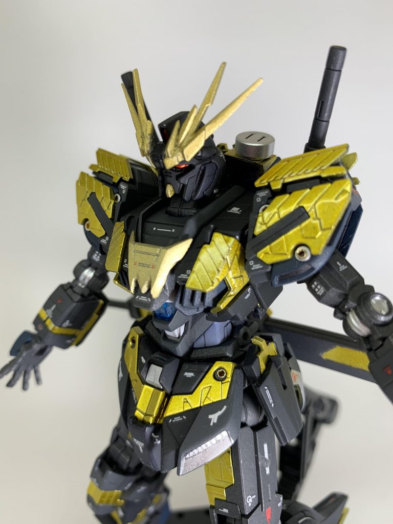 本体の改修はアンテナと胸部に集約(ユニコーンもそうでしたし)。
胸部はそれらしく整形し、アンテナはRGビルドストライクを中心に切り取ったナラティブのアンテナを付け足してバンシィっぽくしています。