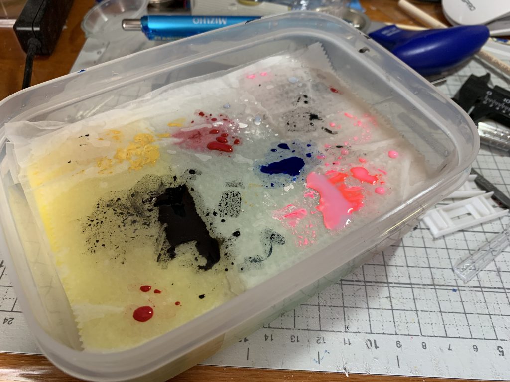 写真は、今回使ってみたウォーターパレットです。タッパにスポンジを入れて水で浸し、その上にキッチンペーパーとクッキングペーパーを敷いたものです。材料は全て100円均一で購入しました。

ウォーターパレットの上なら調色した塗料がいつまでも乾かず、タッパの蓋を閉めれば数日後でも塗れる状態を保つことができます。

注意点としては、これだと必然的にアクリジョン を水で薄めることになります。アクリジョンは水で薄めて塗ることができるのですが、どちらかと言えば専用薄め液を使った方が綺麗に塗れるらしいので、その点は注意です。
筆に専用薄め液を含ませてから、ウォーターパレットの上の塗料を付けて塗るといいかもしれません。
（参考: [‪川口名人のすいプラ＃53【GSIクレオスの中の人に聞いちゃおう！SP】 ‬](https://youtu.be/x4ZA1DUVt0s)）

他にもアクリジョンの塗装に関しては「[‪#50新井模型店（presented_by_GSIクレオス＆RRJ）特集：アクリジョン徹底解説！‬](https://youtu.be/5sj7pEM1QmI)」の動画がめちゃくちゃ参考になります。いや、全部塗り終わってから存在を知ったので、私は参考にはできなかったですけど😵