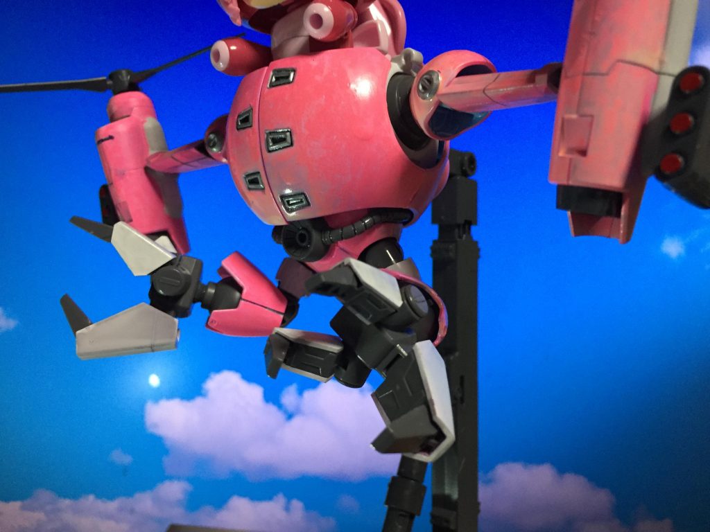 足を回して大型クローにして飛行モード。モモは足を外して椅子をつけています。お腹のビームは名称変更によりIフィールド等の影響を受けない…らしい。