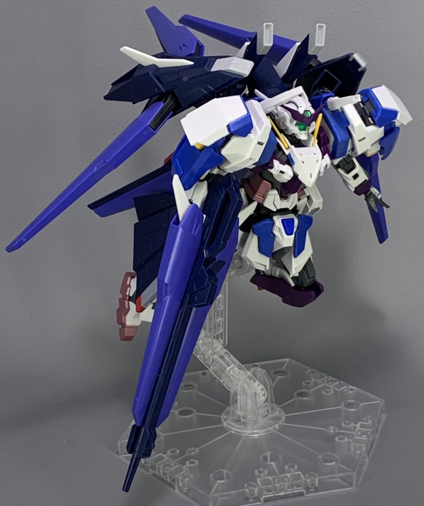 【アストレアM アヴァランチASF】
アヴァランチユニットとASフリーダムの武装を装備した形態。火力と機動性がかなり強化されている。また、全てのスラスターを同調させたハイパーブーストが使用可能となり、爆発的な加速力を発揮することができる。
しかし、その高性能と引き換えに操作性はかつてないほど劣悪となり、急速転換時に発生するGや、操作系統が複雑な多数の武器を扱えるパイロットは、もはや人ではないレベルである。