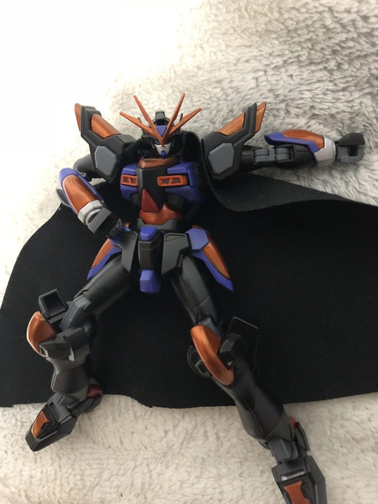 変身ポーズです
マントが普通にすると垂れてしまうのでガンプラを寝かした状態で撮影してみました^ - ^