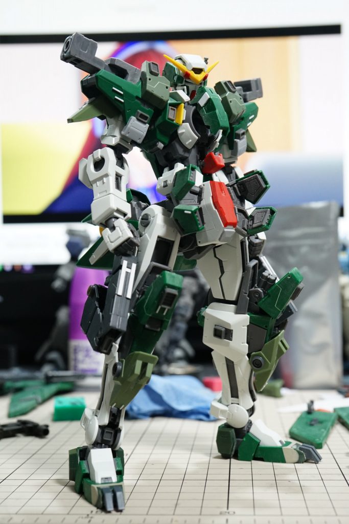 足を大型化し1部パーツをオミットすることでオリジナル感を出しています(HGサバーニャの足と合体させてます)