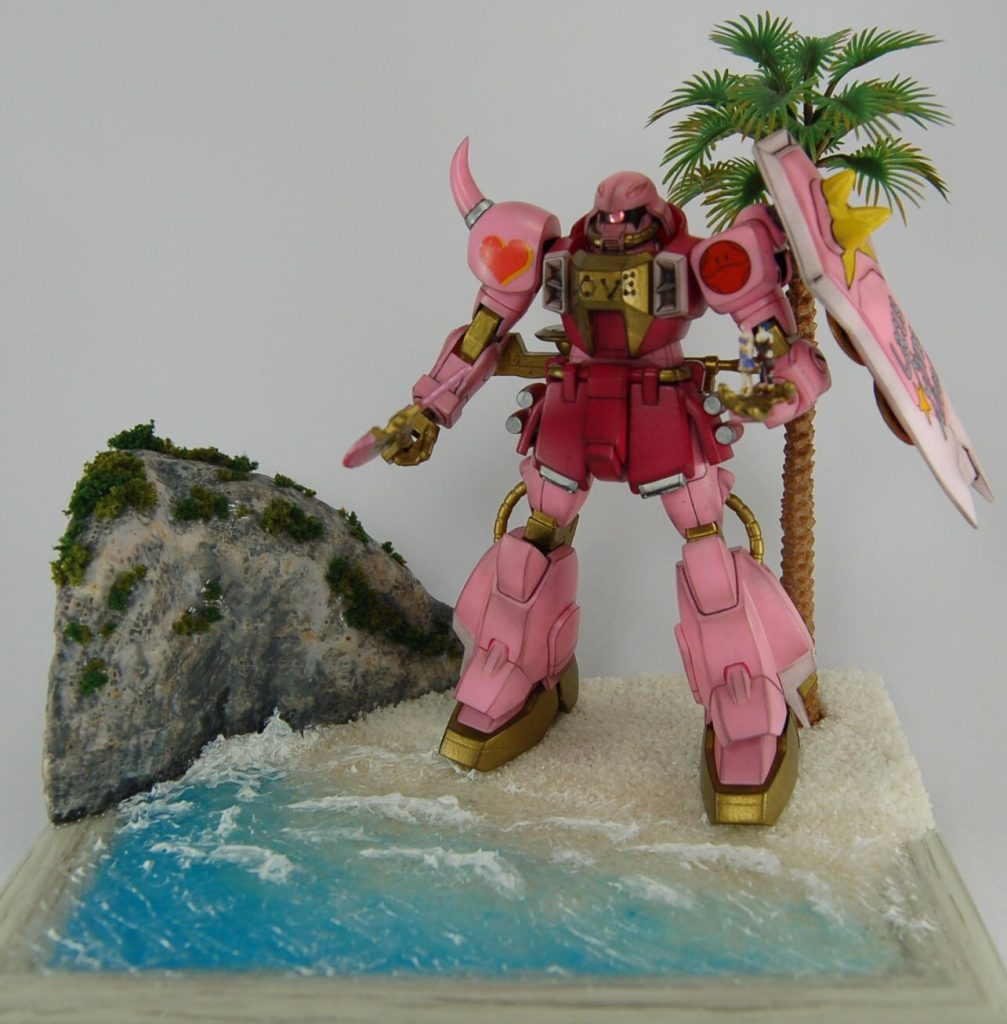 ザクの胸部の「LOVE」は、文字を筋彫りしています。
下手くそなりにめちゃ頑張りました(*´∇｀*)
モノアイはHアイズで輝かせてます！