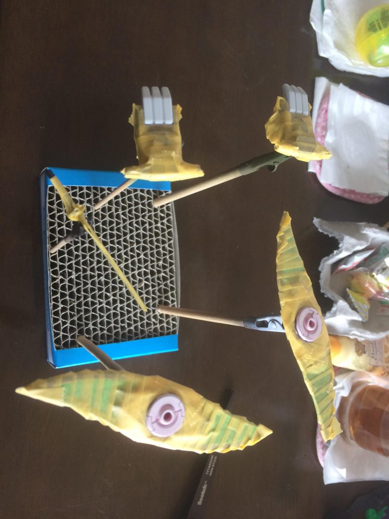 缶スプレーで塗り分けした箇所は、マスキングテープを貼って塗り分けしてます。