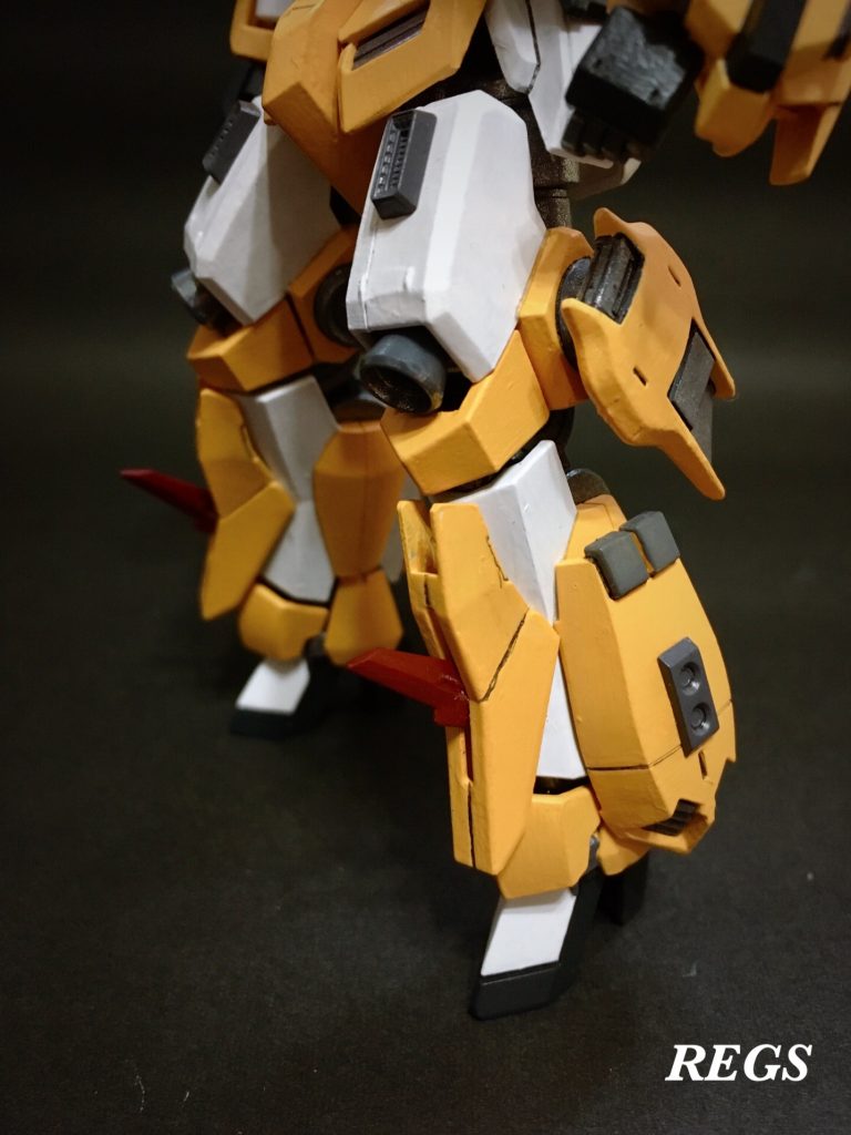 脚部:膝横のスラスターは小型化、ルプスレクスのサイドアーマーを。脛にはダブルオースカイのドライブユニットの羽、赤いパーツはゴールドフレーム天のカカトのトゲ。このように起こして蹴りに使うことも。ビームマスターの脚部スラスターを追加して推力アップ。