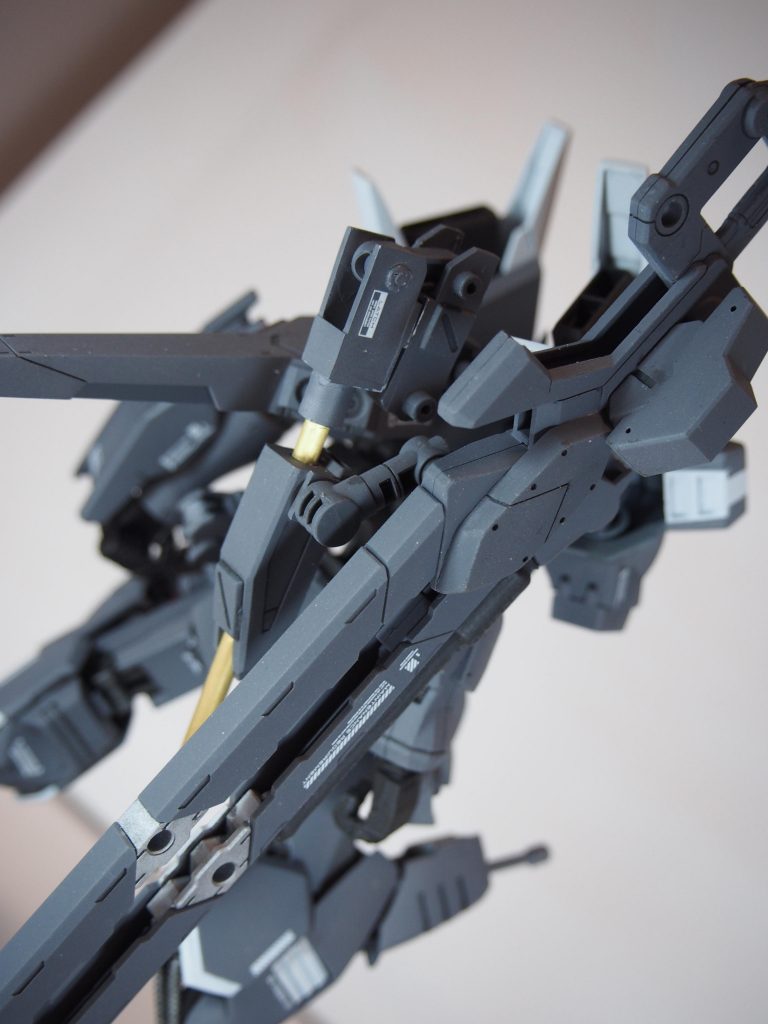 自作ウェポンアーム
アームを可動させ、金属パイプをスライドして砲身を前方に出して構えるようにしました。