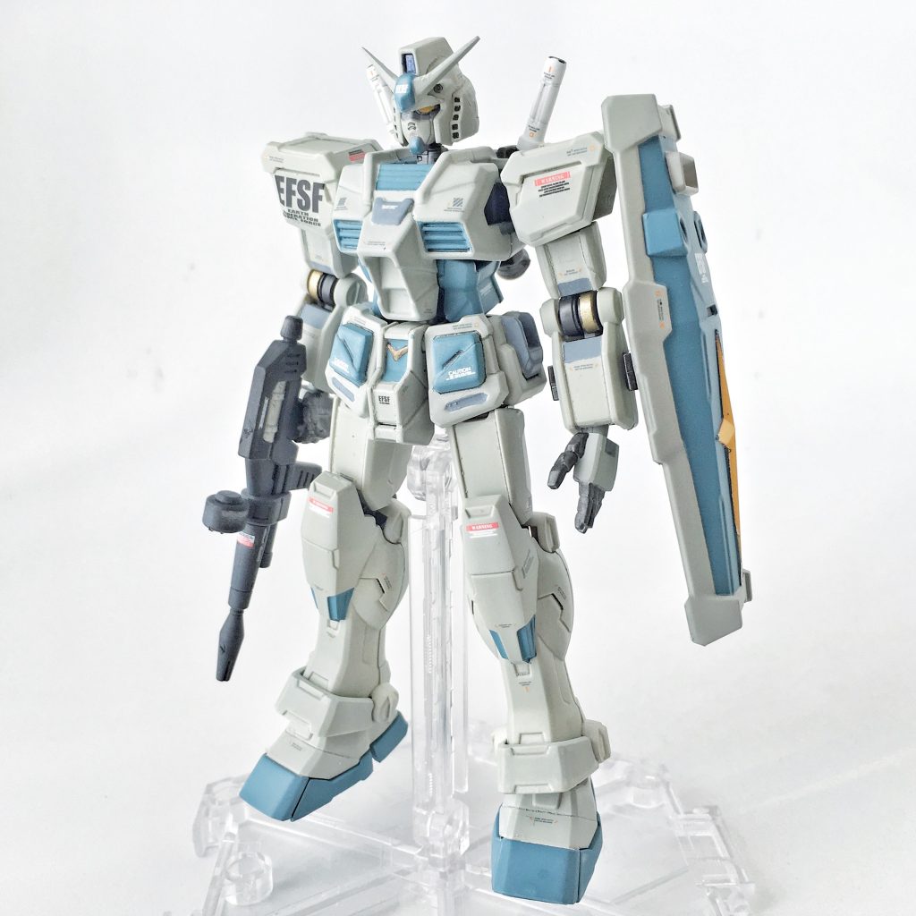 ビームライフル、シールドを装備して素立ち(左斜め45度)