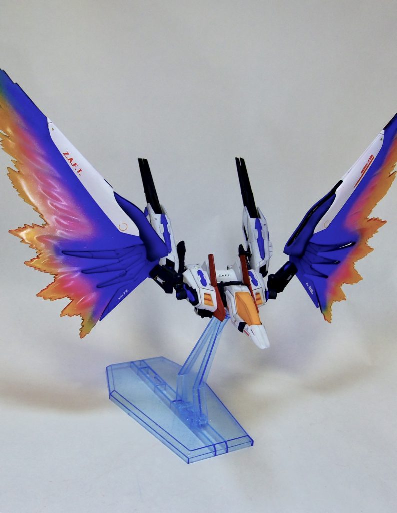 光の翼展開。とんでもない速さで敵を撹乱します。