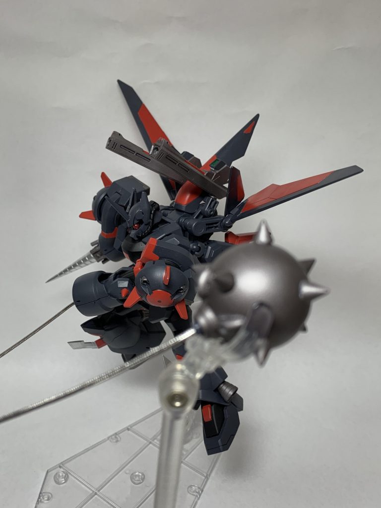 破砕球・改“ウロボロス”

左腕部内に収納されたスレイヤーウィップの先端に接続された破砕球。
この手の武装では恒例となった「PS装甲は破れなくても衝撃で内部を破壊する」ことを目的としている武装。
接触した敵に対してスレイヤーウィップを通して電撃を浴びせることも可能。
また、振り回してビームや弾丸を防ぐこともできます。

スレイヤーウィップには金属のチェーンパーツを使用しています。