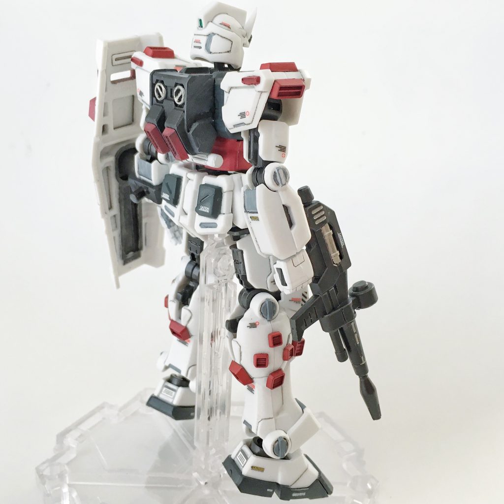 ビームライフル、シールドを装備して素立ち(右後ろ左斜め45度)