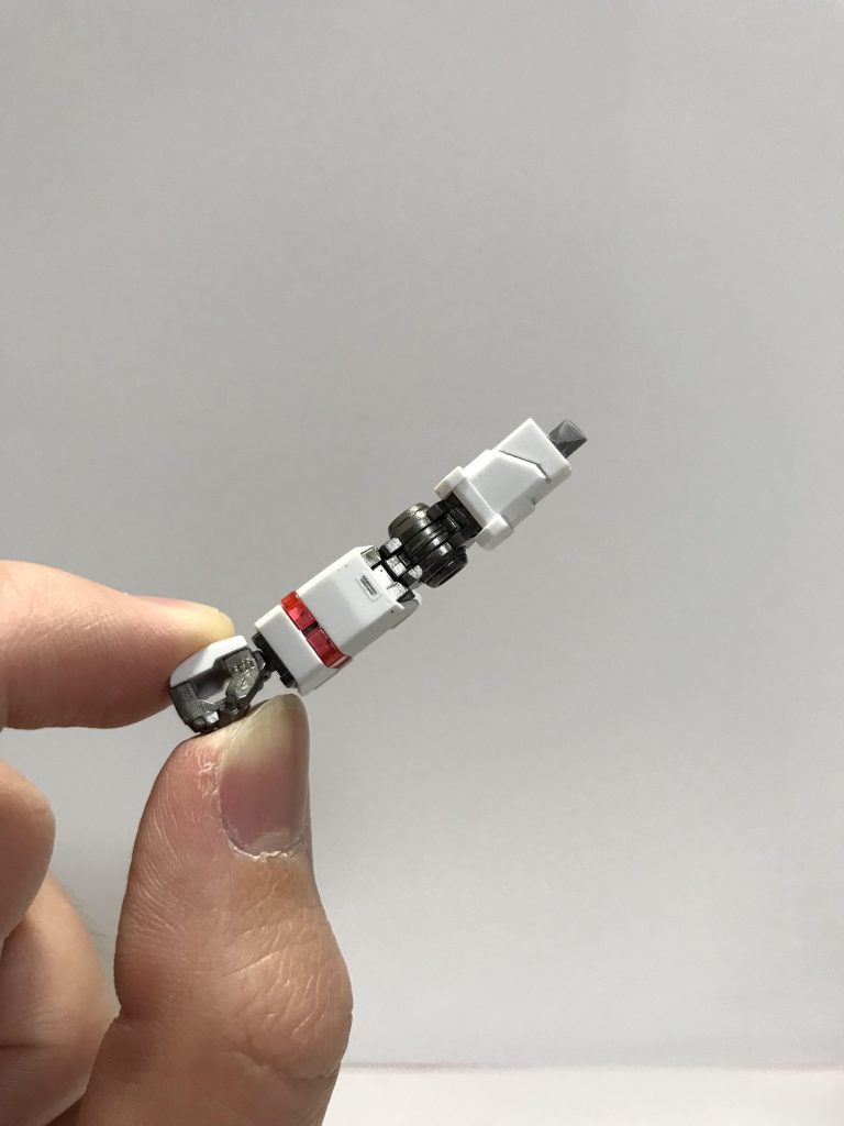 腕の上部は、ユニコーンの装甲を装着。
しかし、そのままでは腕の接続軸が短いので、ランナーを切断、パテ、瞬間接着剤で固定。