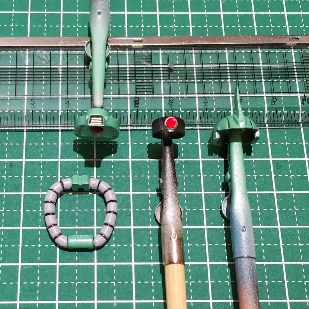 頭部作業完了で組み上げ前。モノアイは、素体のモノアイをチタンシルバーで塗装し、その上にダイソーのスワロフスキーを接着。素体のモノアイが基部に見えるシンデレラフィット。