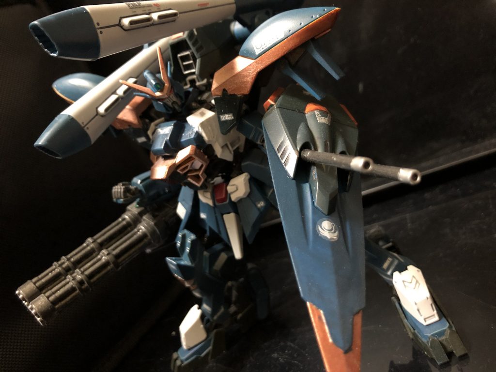 オルガ「こいつをもらうぜェ！」
oyz「115mm 2連装衝角砲“ケーファー・ツヴァイ”
シールド表面に設置されたビーム砲。砲身はある程度の射角の変更が可能で攻防を兼ねた複合兵装防盾システムの一種だ。」
オルガ「へっ、ザコが！」