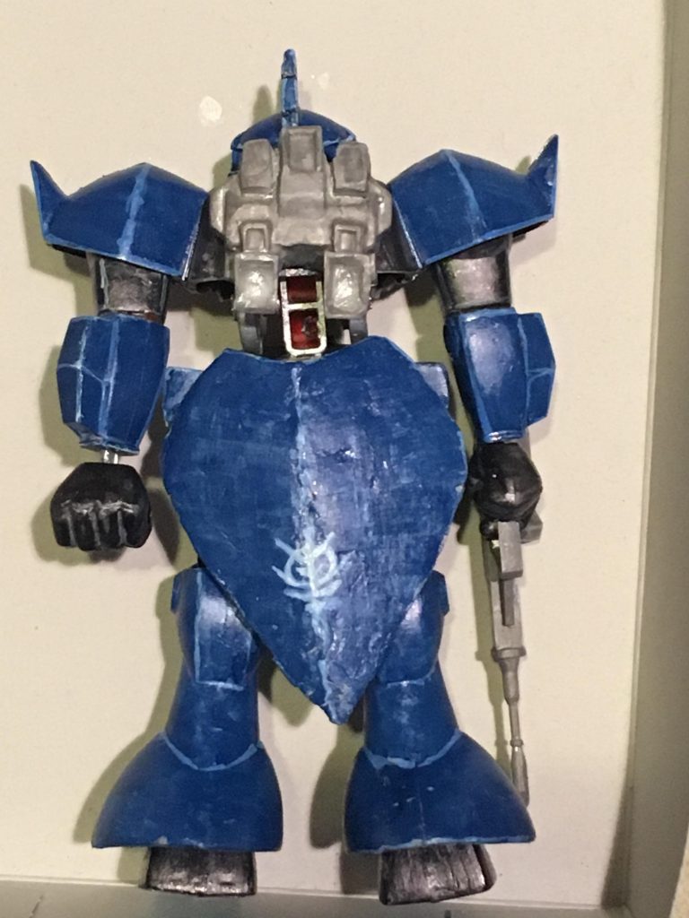 背面から。
実は胴体の肉抜き穴をうめるのを忘れてしまいました。
その他よくよく見ると、ヒケや凹み、シンメトリーの狂いが見つかると思います。