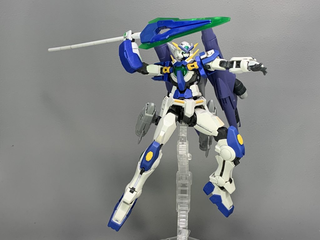 『アストレアL【ディープダイバー】』
水中潜行型のバリエーション。機体表面にGNフィールドの膜を展開することで、耐水圧性能を高めている。しかし、そちらに粒子リソースを割いているため、高出力武装は使用できない。
 また、水中ではビーム兵装の効力が低下するため、GNジャベリンが主武装となる。
Lの場合は、右腕のビームガンがニードルガンに変更されている。