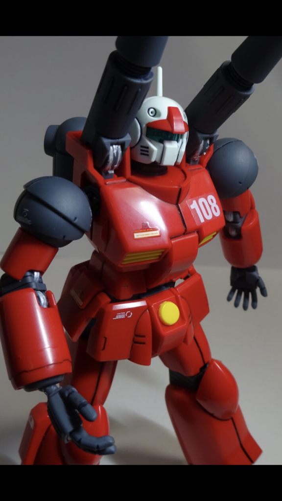 赤い部分は荒い目から最終的に1000番のヤスリで磨いてます。
部品によってザラつきに差があるのか光沢の具合にズレがあります。同じように磨いたんですけどね？