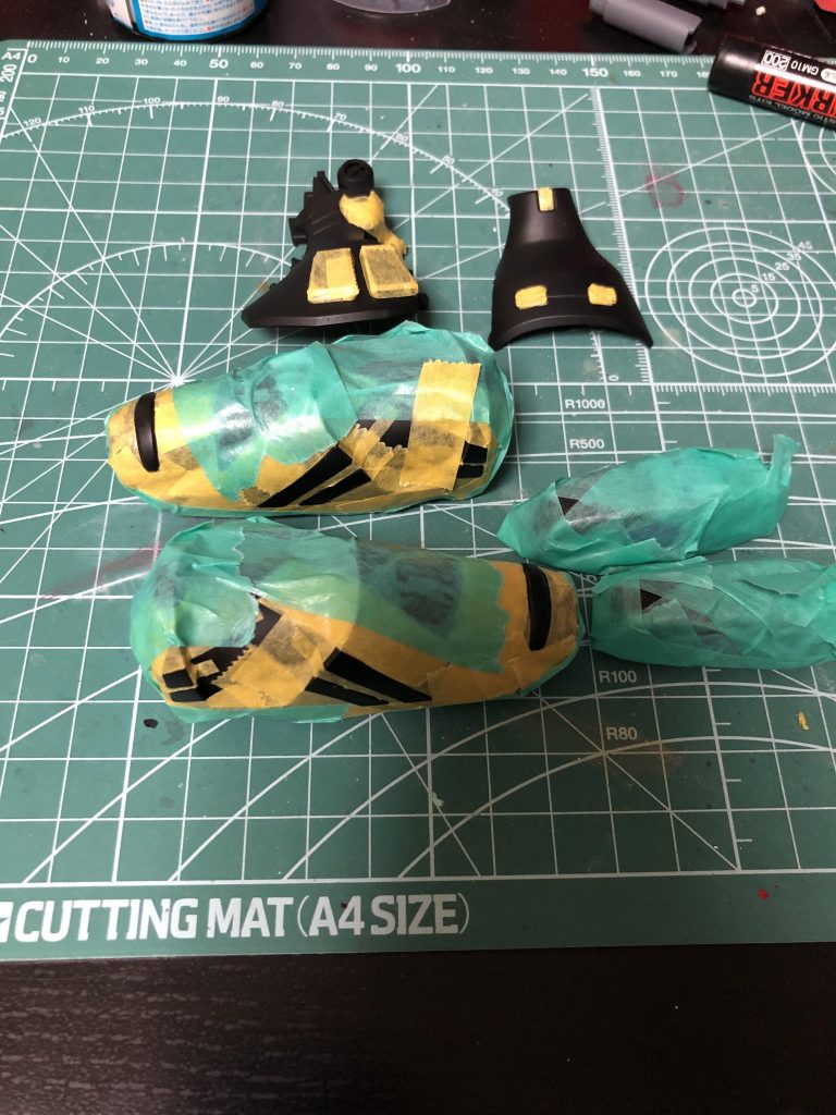 全体をドムカラーで仕上げてます。
それなりに塗り分けてましてマスキングもソコソコ。
緑のマスキングテープはホームセンターで売ってる安いやつ。
マスキング範囲が大きいとこれを使ってます。3個で98円だったと思います。