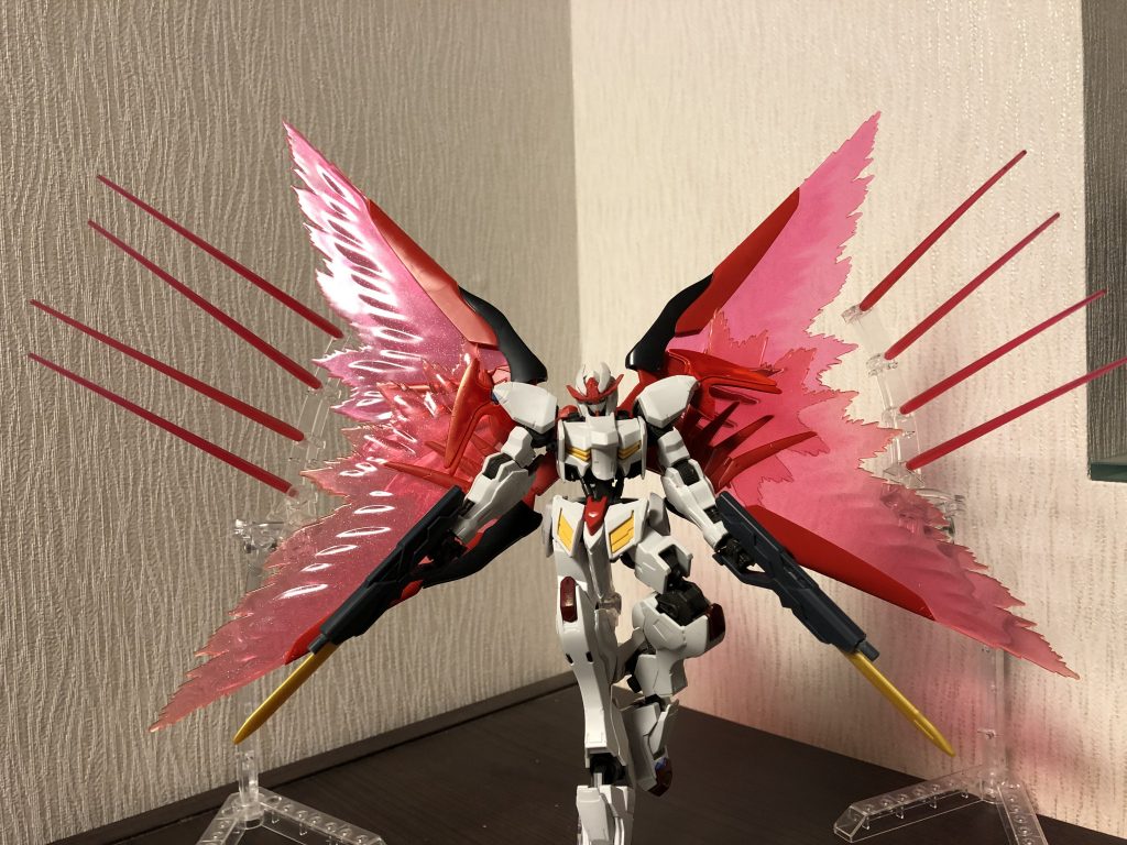 副武装のビームウイングユニット(仮名)。アグニカが倒したハシュマルとは別のMAからとった武装をそのまま搭載。機能はガンダムAGEに出てくるMAシドのビームがそのままピンク色なった感じでビーム自体はエイハブリアクターのエネルギーを四枚のユニットがビームに変換しているって設定です(エフェクトはこれしかありません(汗)