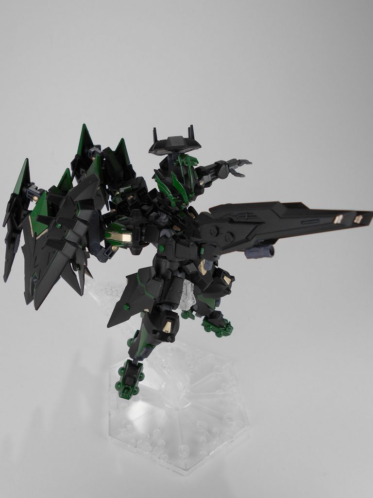 多機能ビームライフル・「シャーヴェー」。銃口が3つあり、中央はビームライフル、左右2つのブレードガンはビームバルカンになっています。一斉射撃で高出力ビームを射つこともできます。
シャーヴェーは、ロシア語で「狂風」を短縮した造語です。