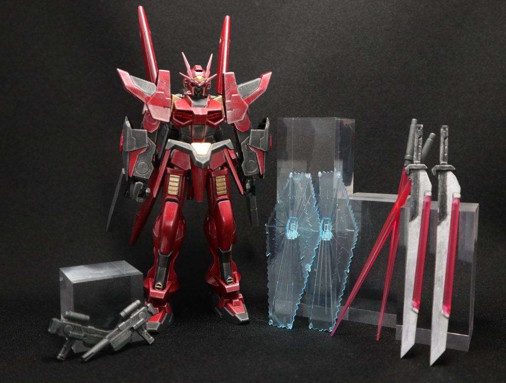 いつものスタティックディスプレイから。
武装は、攻撃力よりも取り回しの良さを優先して実装されている。これは親衛隊機として攻撃に集中するのではなく、AKATSUKIを守る事を優先し、戦況にあわせた臨機応変な対応をする為の仕様となる。
― MMI-GAU25A 20mmCIWS×2 (頭部バルカン)
― M8F-SB2 ビームライフルショーティー改×2
― MA-M941 ヴァジュラビームサーベル×2
― MR-Q10 フラガラッハ３改 ビームブレード×2
― MX2200 ビームシールド×２