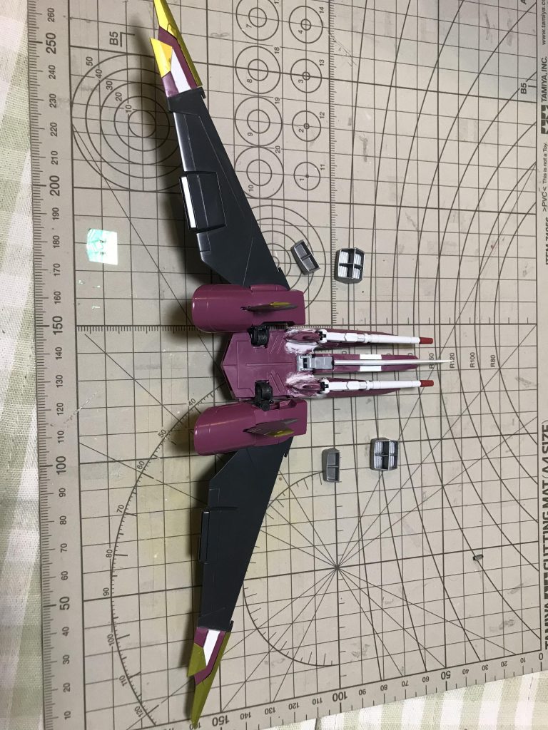 ファトゥムをパテで加工中です