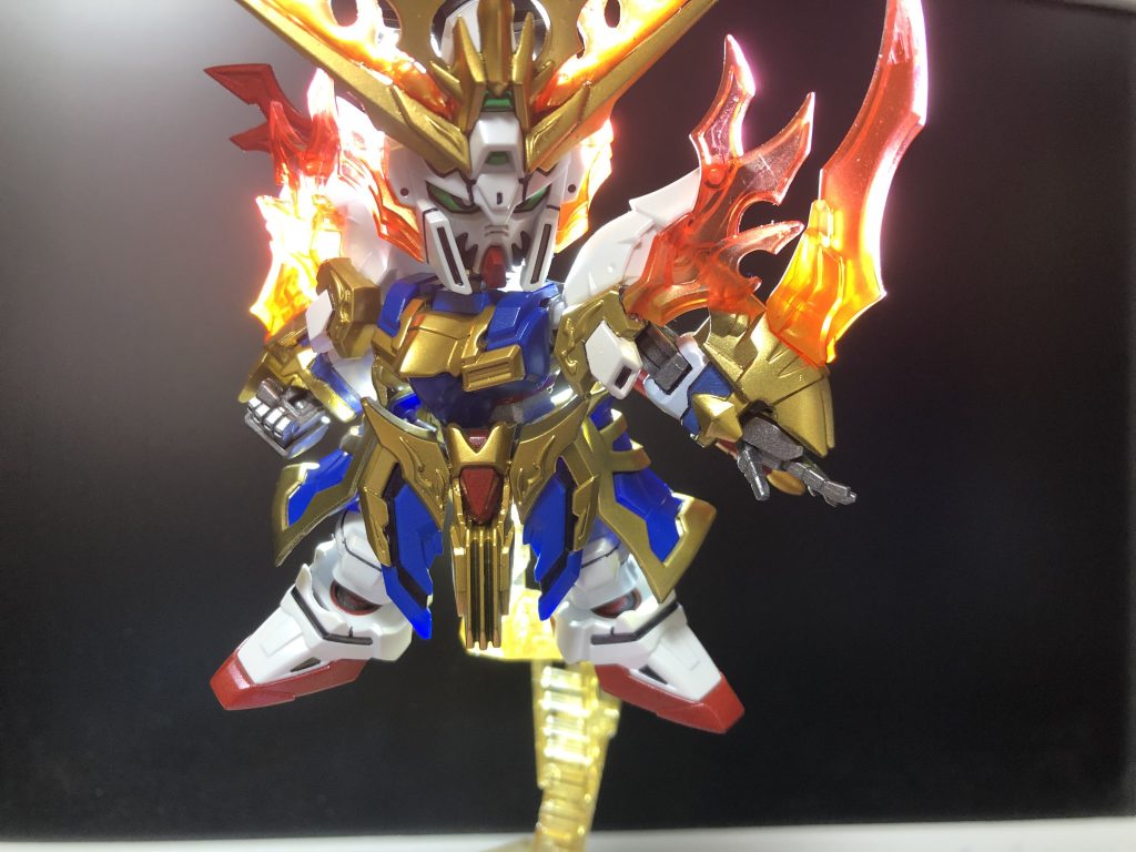 赤いクリアパーツはグラデーションになるよう塗装しています。