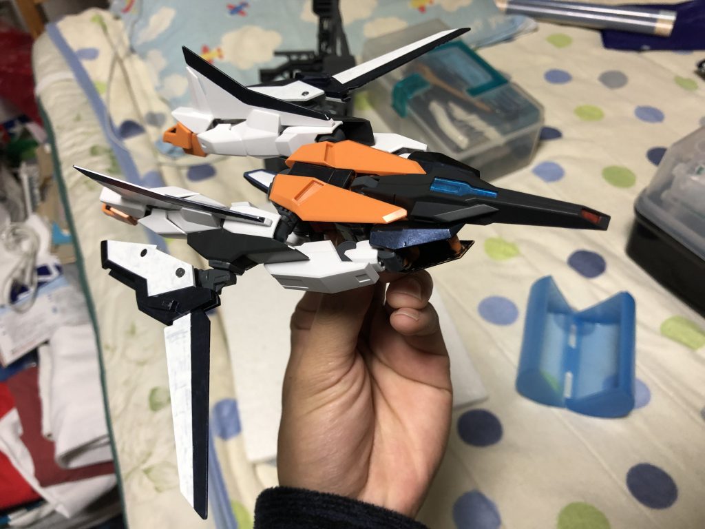 ウイングの追加は割と直ぐに思いついたのですが、肩アーマーを元のアリオスのデカい機首にすると航空機っぽいシルエットが崩れてしまうのではと思い。よりスッキリした感じに改造しようと思いました。パーツ選びには大分時間がかかりましたが、最終的に元のパーツの一部を使うことにしました。