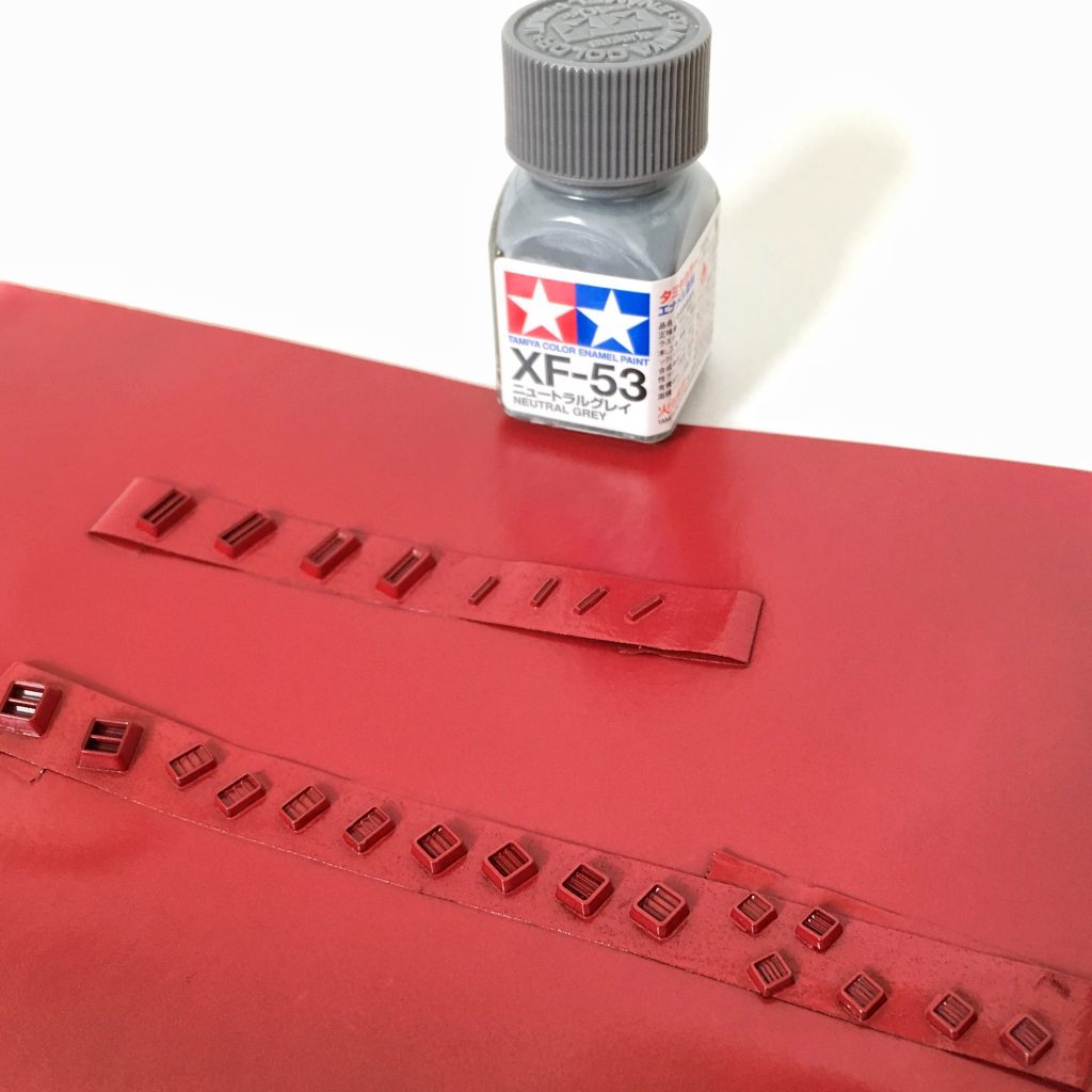 各部スラスターは、M.S.GとWAVEのアフターパーツを使用。エナメル塗料の大きさから、パーツの小ささを分かっていただけるとうれしいです…