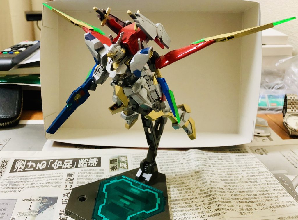 発艦、飛行時はウイングを展開します。ウイングの先端部分とクリアパーツにはダブルオークアンタのGNビットを使用しています。