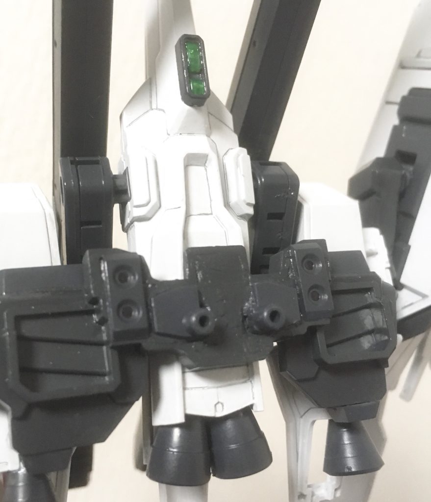 製作工程全然撮ってませんでした。まずリゼルC型のディフェンサーユニットの基部の中央の肉抜き部分を切り取ってパテで埋めました。そしてインパルスランシエの背中の接続パーツの真ん中の棒を切り離してパテが乾く前に一旦押し込んで位置決め。全部が乾燥した後に接着して固定しました。一応クルーザー形態への変形に支障が無い位置で背負えるようにしなければならない所が大変でしたね。