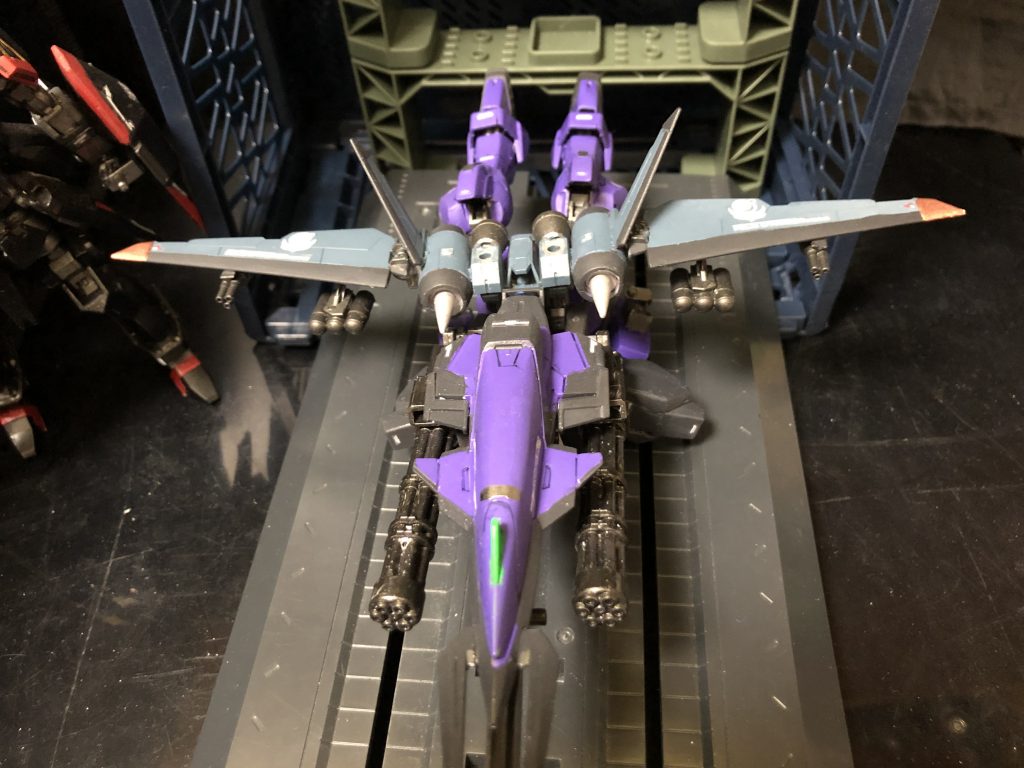 oyz「バックパックの羽根もインパルスだ。エンジン部はバクウから持ってきた。それだけでだいぶ雰囲気は近づいたと思う。後はオリジナルの追加武装としてガトリングガンを2挺固定装備とした。」
ステラ「うん。」
oyz「大型のシールドはWガンダムとアームアームズのパーツを合わせたものだ。スナイパーライフルはライトニングガンダムから流用した物だよ。」
ステラ「うん。」