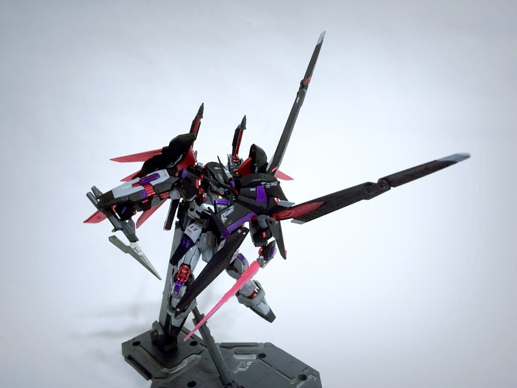 Dエクステンションのヴォワチュールリュミエール展開状態。もとよりビームコーティングによる高い防御力を誇るが、展開することで強力なビームバリアを張る。ストライクフリーダムによる一斉射撃をも防ぐことができる能力をもつ。ライフルは持ち手を展開することでショートエッジとしても使え、フラッシュエッジ2はそのままビームブーメラン、ビームサーベルとして使えるが1本となった。