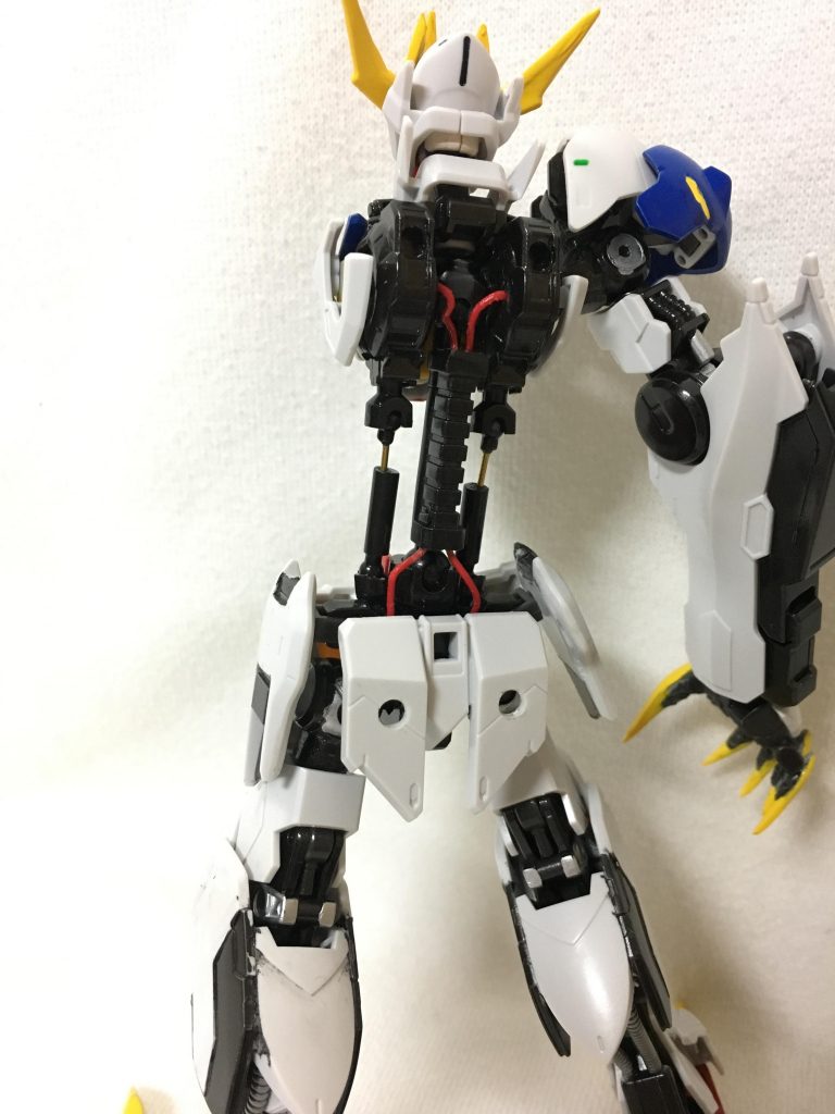 本当にワンポイントなのですが動力ケーブルのようなものをリード線で埋めてみました…


以外またアクションシーンを