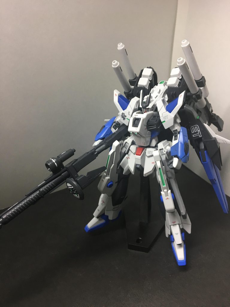 MS形態。
前:基本的な素体はアメイジングストライクフリーダムで胸部にEx-sガンダムのIフィールドジェネレーターを移植しています。
腰フロントアーマーはストライクフリーダムのを使用。
脚部はライトニングガンダムの脚部で膝アーマーを半分に切断後、Ex-sガンダムの膝アーマー(リフレクターインコム)を接着し移植。