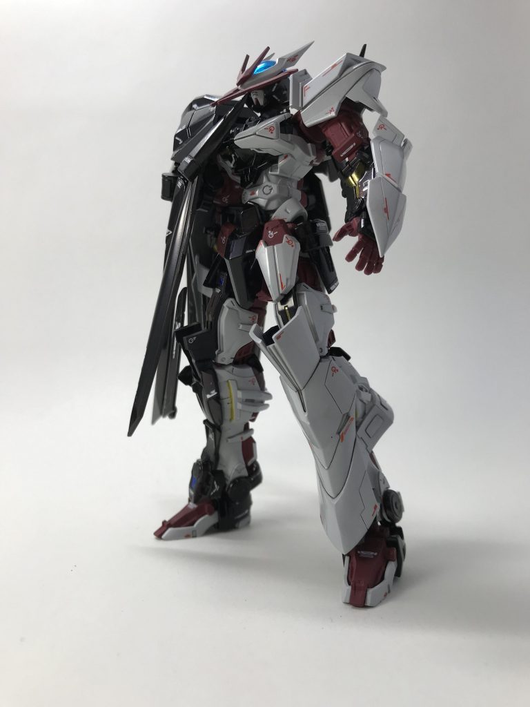 ノーマルのアストレイノーネイムになります。
随所にシャープ化、スジボリを施しました。
装甲部分はビームコーティングをイメージして光沢にし、内部フレームはつや消しにしてみました。