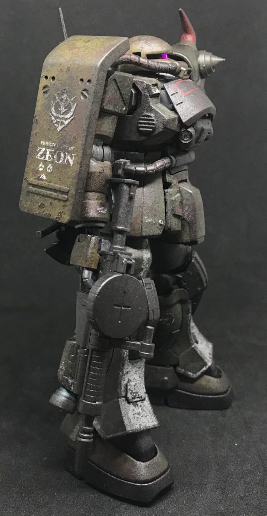 シールドはザク改の物を使用、シールド基部はF2ザクから移植、シールドは切断し、角度変更しています。