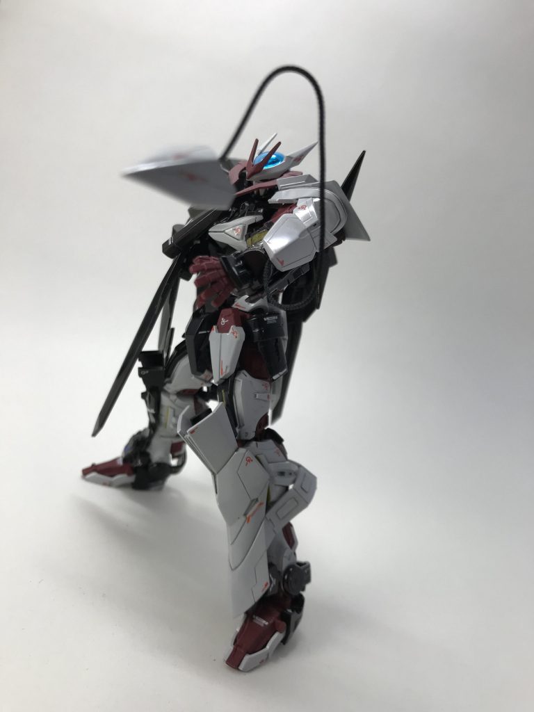 左腕の装甲は分割し、アンカーのように射出できるようにしました。