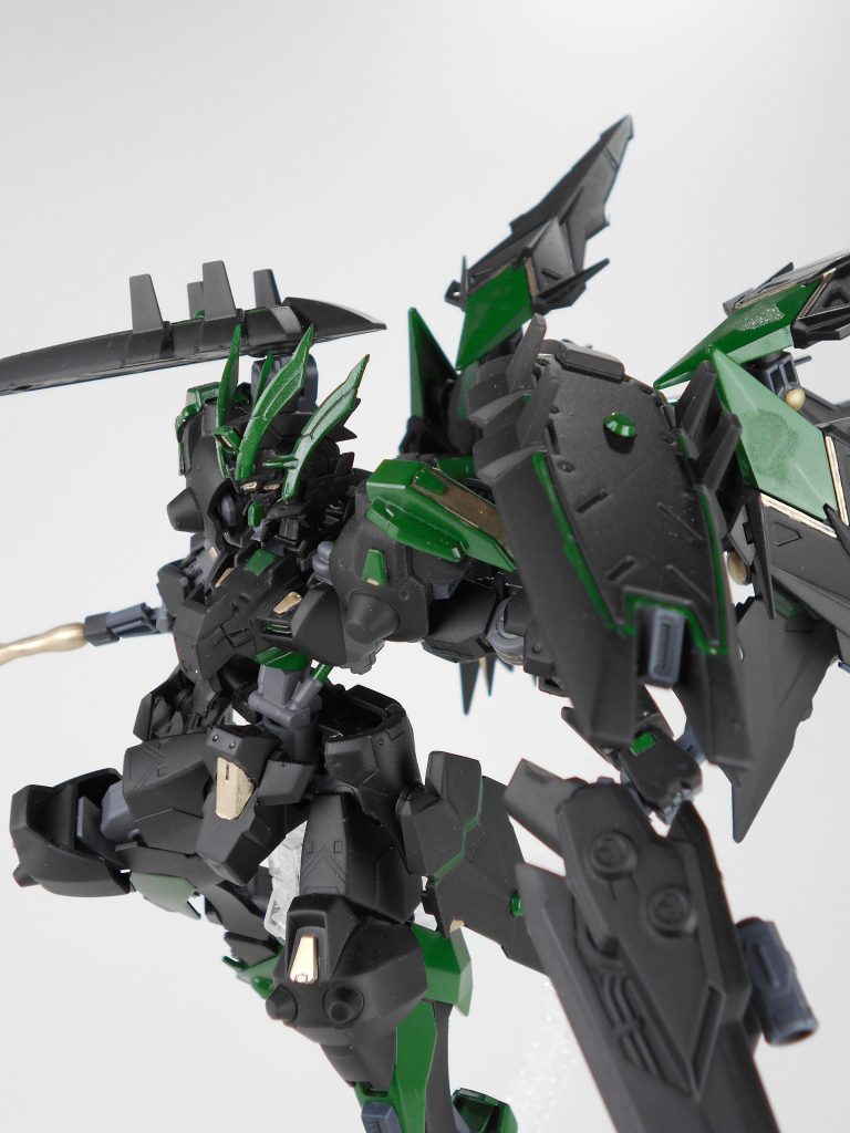 ブースタースパイクシールド。ウヴァルのスパイクシールドにバーニアを増加し、高速移動かつ突撃時にシールドで攻撃を可能にしました。イメージ的にはTB版のフルアーマーガンダムです。