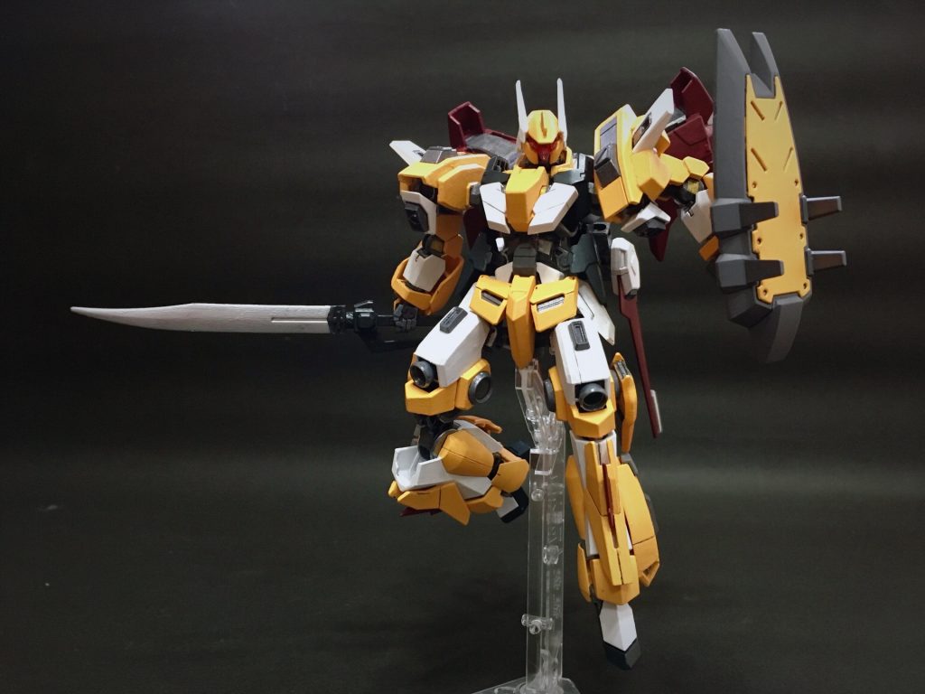 近接兵装も専用のサーベルをもつ。ほかのグレイズよりも刀身は幅広でグリップガードのあるになっている。