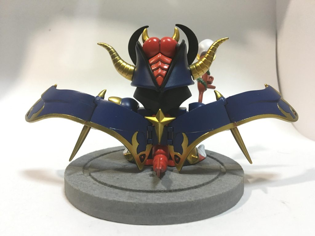 背面
マントの切り欠きをエポキシパテで埋めるのが何気に大変でした。