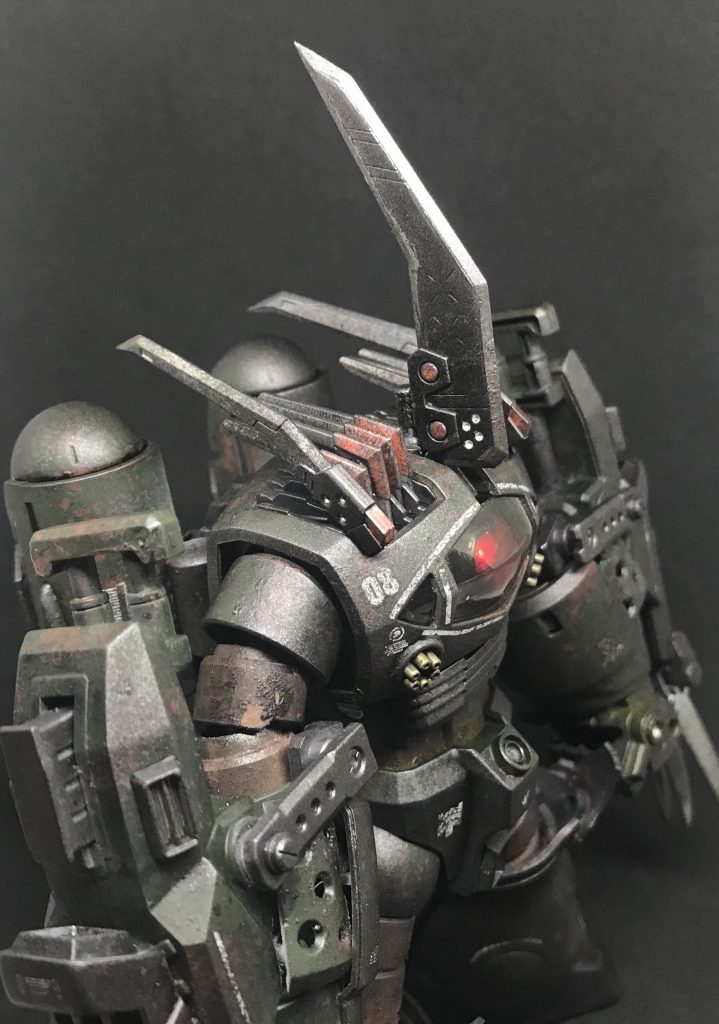 頭部中央のラムはコトブキヤのブーメランサイスを使用、ビルダーズパーツのボールデンアームアームズ使用で可動。
両端の大型ブーメランもコトブキヤのブーメランサイスを使用しています。