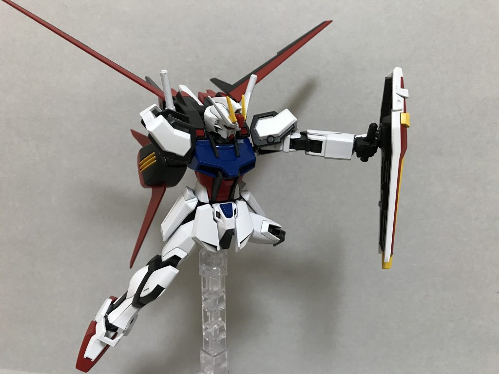 キットのままだとシールドを手に持てないので、くの字に曲がっているランナーを適当に切り出して即席のグリップにしました
｢やっぱ俺って、不可能を可能に…｣を再現したい人にはものすごくオススメ